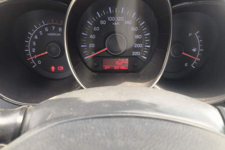 Used Kia K2 2015 Sedan 1.4L MT GLS Odometer Close Up