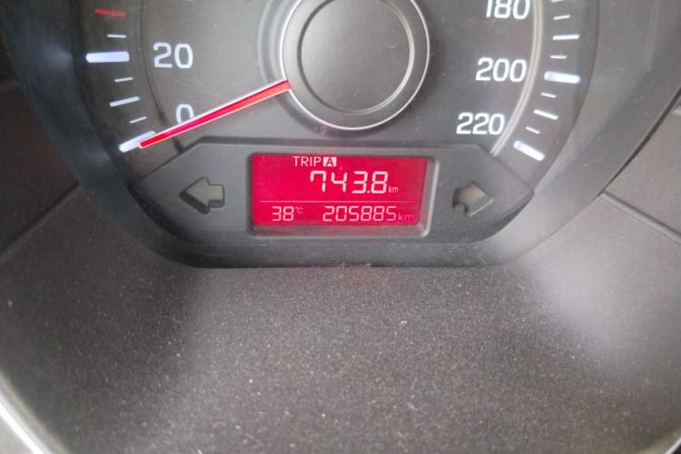 Used Kia K2 2015 Sedan 1.4L MT GLS Odometer Close Up