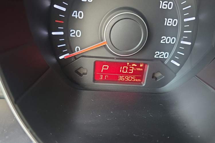 Used Kia K2 2015 Sedan 1.4L Automatic GLS Odometer Close Up