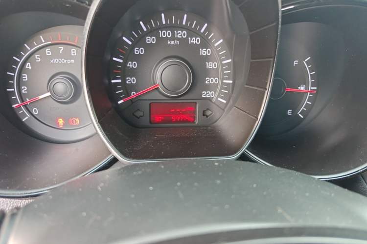 Used Kia K2 2015 Sedan 1.4L MT GLS Odometer Close Up
