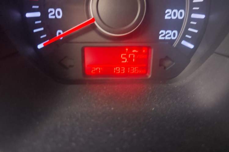 Used Kia K2 2015 Sedan 1.4L MT GLS Odometer Close Up