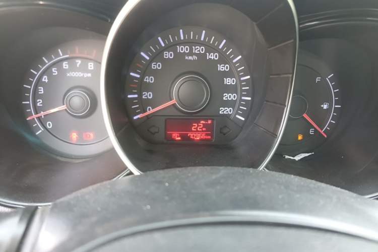 Used Kia K2 2015 Sedan 1.4L MT GLS Odometer Close Up