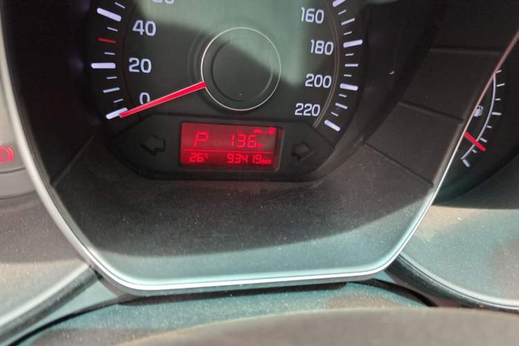 Used Kia K2 2015 Sedan 1.4L Automatic GLS Odometer Close Up