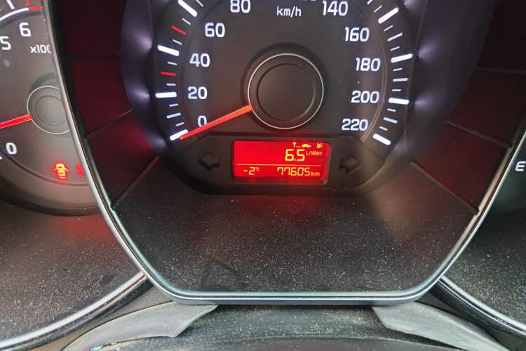 Used Kia K2 2015 Sedan 1.4L MT GLS Odometer Close Up