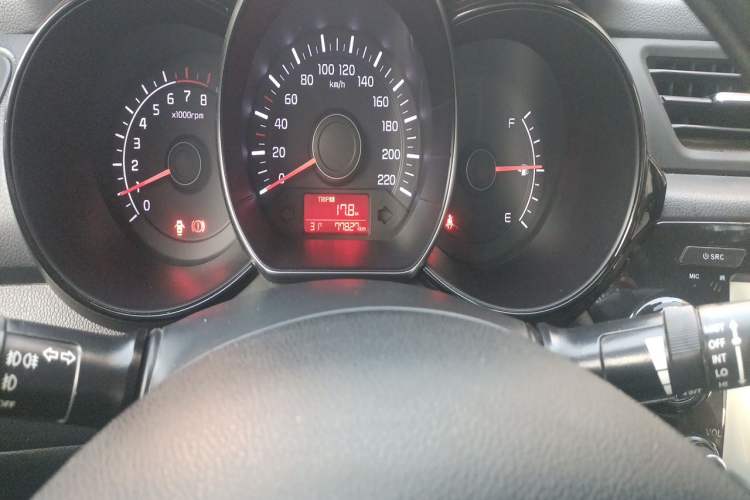 Used Kia K2 2015 Sedan 1.4L MT GLS Odometer Close Up