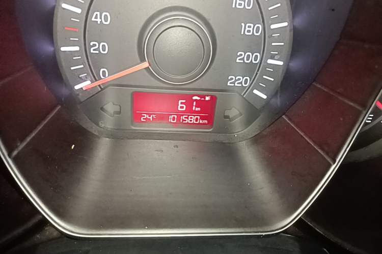 Used Kia K2 2015 Sedan 1.4L MT GLS Odometer Close Up