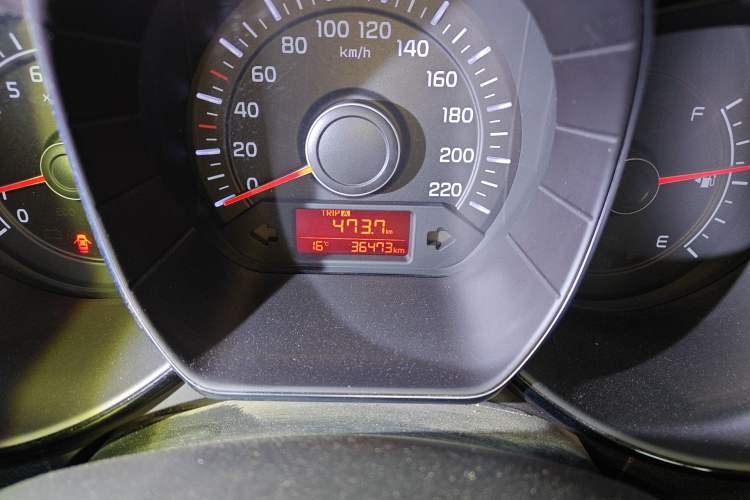 Used Kia K2 2015 Sedan 1.4L MT GLS Odometer Close Up