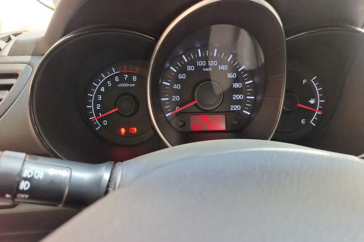 Used Kia K2 2015 Sedan 1.4L MT GLS Odometer Close Up