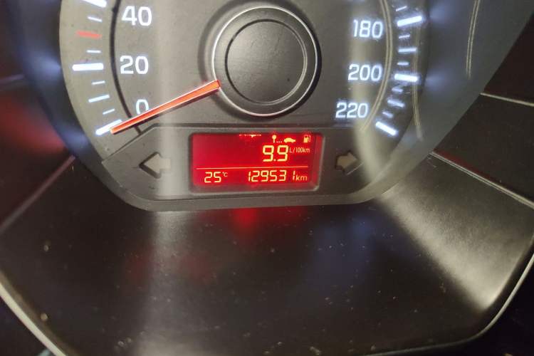 Used Kia K2 2015 Sedan 1.4L MT GLS Odometer Close Up