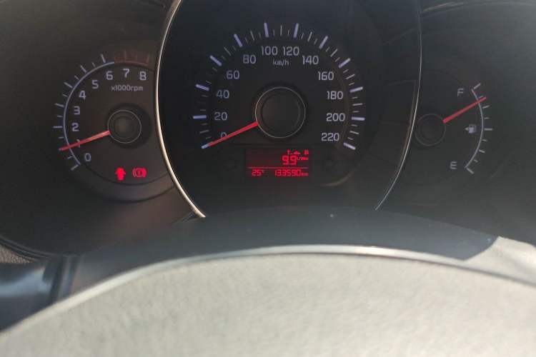 Used Kia K2 2015 Sedan 1.4L MT GLS Odometer Close Up