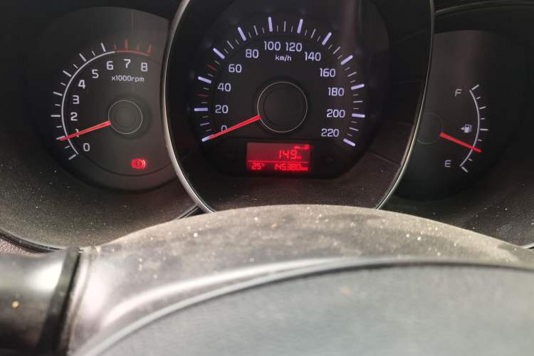 Used Kia K2 2015 Sedan 1.4L MT GLS Odometer Close Up