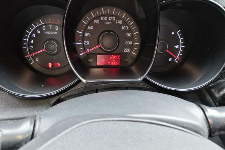 Used Kia K2 2015 Sedan 1.4L MT GLS Odometer Close Up