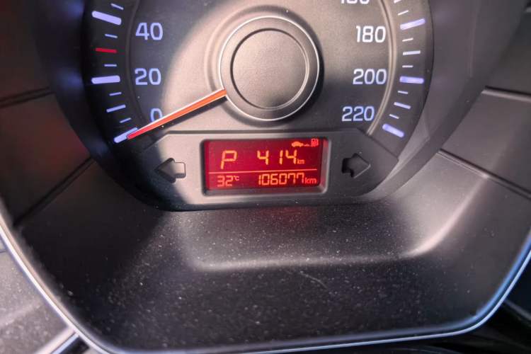 Used Kia K2 2015 Sedan 1.4L Automatic GLS Odometer Close Up