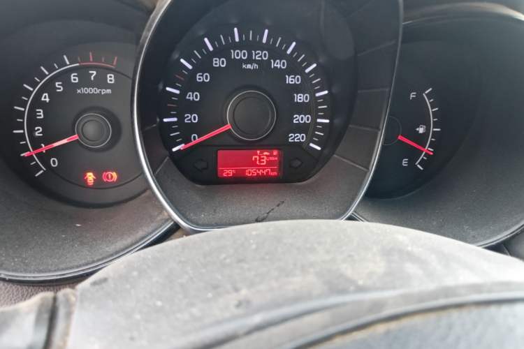 Used Kia K2 2015 Sedan 1.4L MT GLS Odometer Close Up