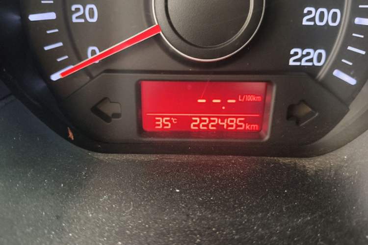 Used Kia K2 2015 Sedan 1.4L MT GLS Odometer Close Up