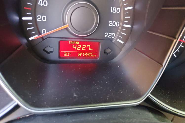 Used Kia K2 2015 Sedan 1.4L MT GLS Odometer Close Up