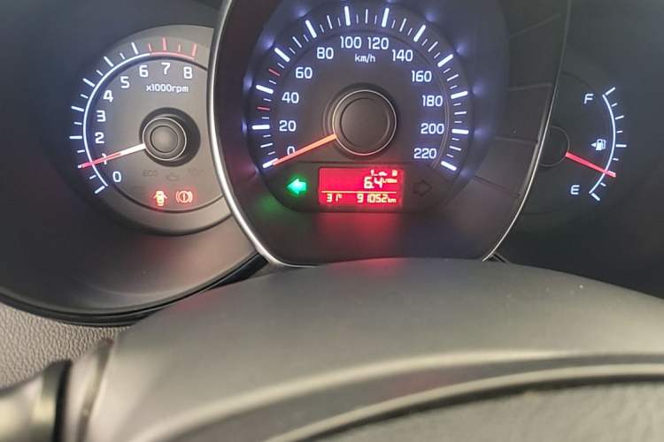 Used Kia K2 2015 Sedan 1.4L MT GLS Odometer Close Up