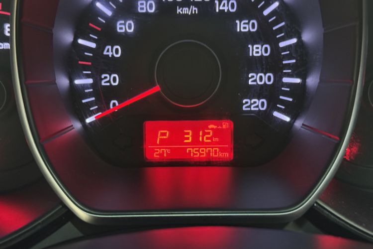 Used Kia K2 2015 Hatchback 1.4L AT GLS Cool Edition Odometer Close Up