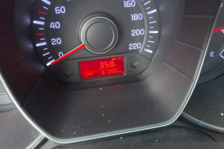 Used Kia K2 2015 Sedan 1.4L MT GLS Odometer Close Up
