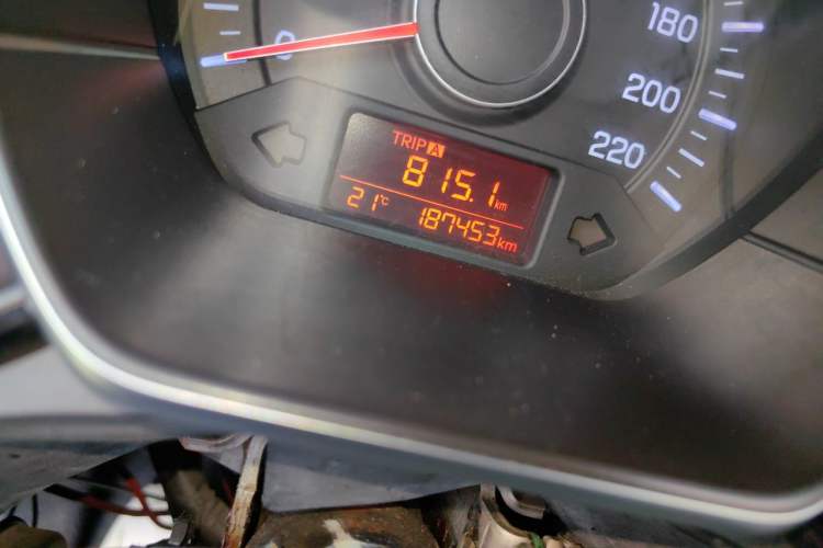 Used Kia K2 2015 Sedan 1.4L MT GLS Odometer Close Up