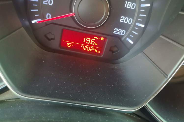 Used Kia K2 2015 Sedan 1.4L MT GLS Odometer Close Up