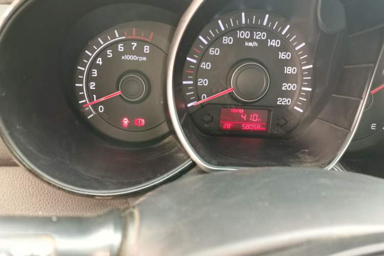 Used Kia K2 2015 Sedan 1.4L MT TOP Odometer Close Up