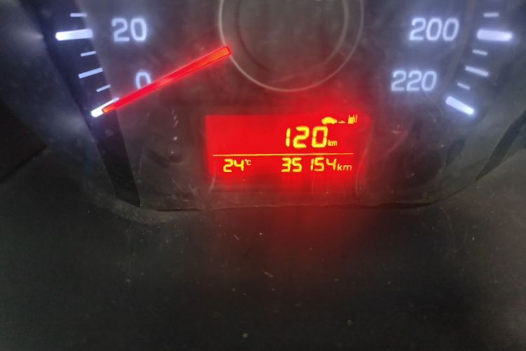 Used Kia K2 2015 Sedan 1.4L MT GLS Odometer Close Up