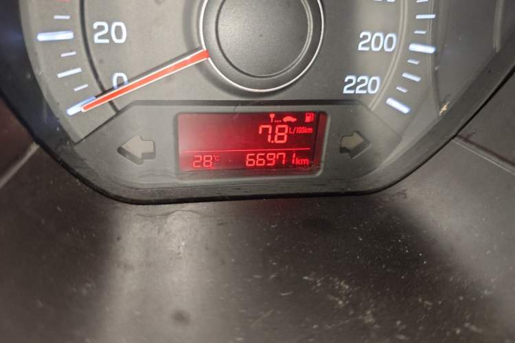 Used Kia K2 2015 Sedan 1.4L MT GLS Odometer Close Up