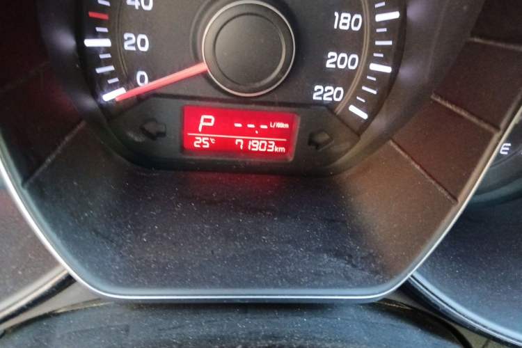 Used Kia K2 2015 Sedan 1.4L Automatic GLS Odometer Close Up