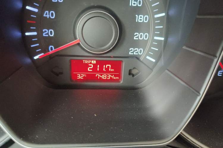 Used Kia K2 2015 Sedan 1.4L MT GLS Odometer Close Up
