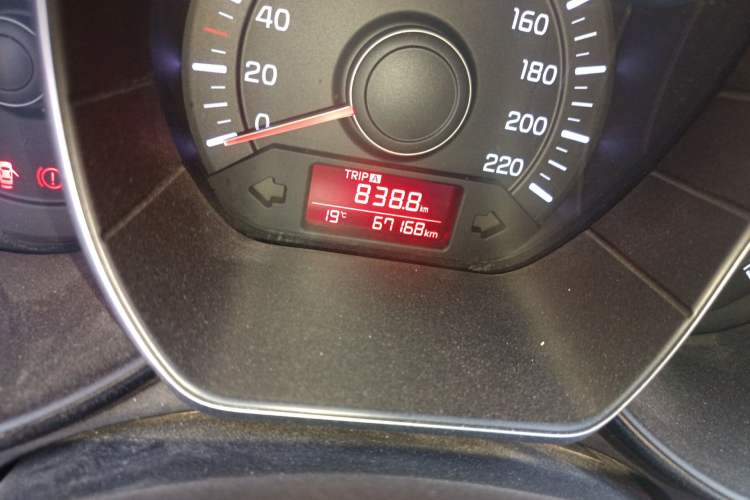 Used Kia K2 2015 Sedan 1.4L MT GLS Odometer Close Up