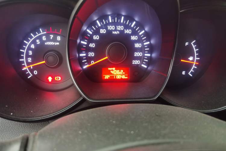 Used Kia K2 2015 Sedan 1.4L MT GLS Odometer Close Up