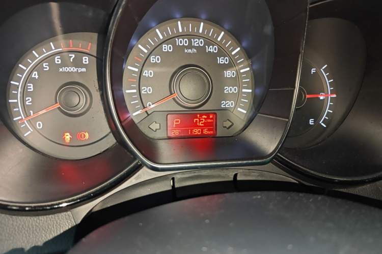 Used Kia K2 2015 Hatchback 1.4L AT GLS Cool Edition Odometer Close Up