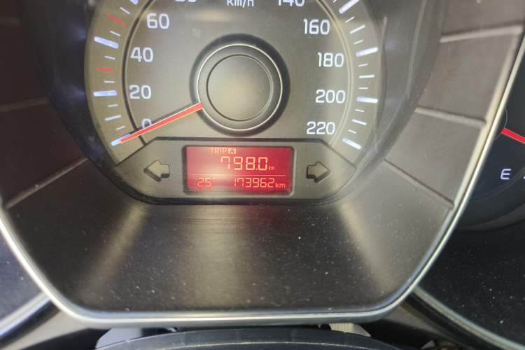 Used Kia K2 2015 Sedan 1.4L MT GLS Odometer Close Up