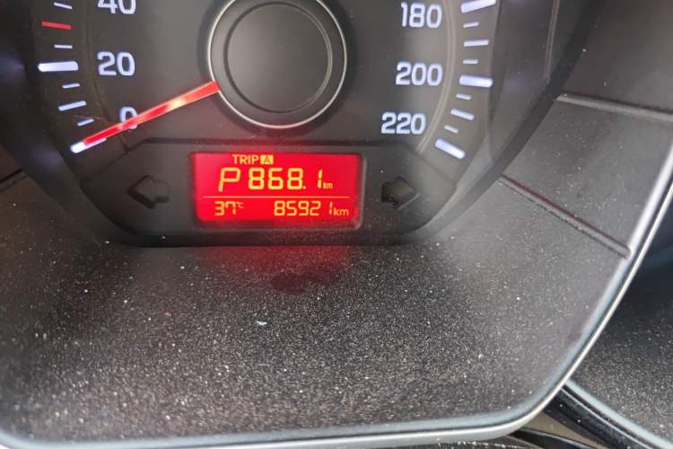 Used Kia K2 2015 Sedan 1.4L Automatic GLS Odometer Close Up
