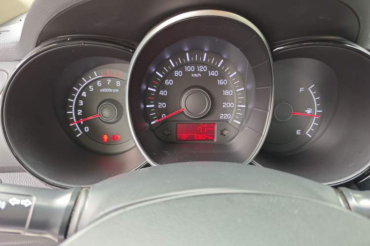 Used Kia K2 2015 Sedan 1.4L MT GLS Odometer Close Up