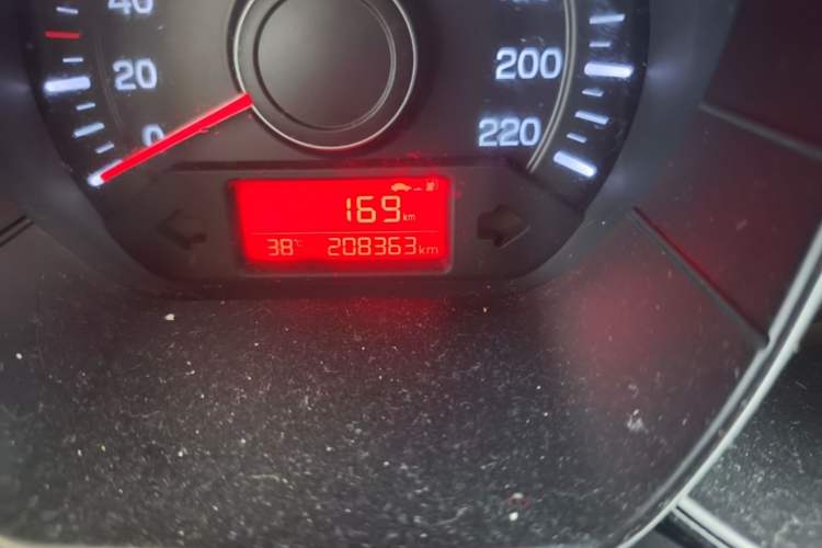 Used Kia K2 2015 Sedan 1.4L MT TOP Odometer Close Up