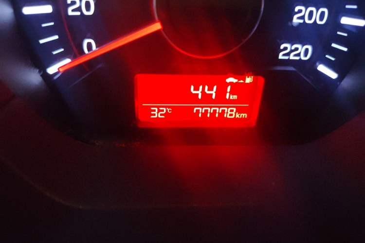 Used Kia K2 2015 Sedan 1.4L MT GLS Odometer Close Up