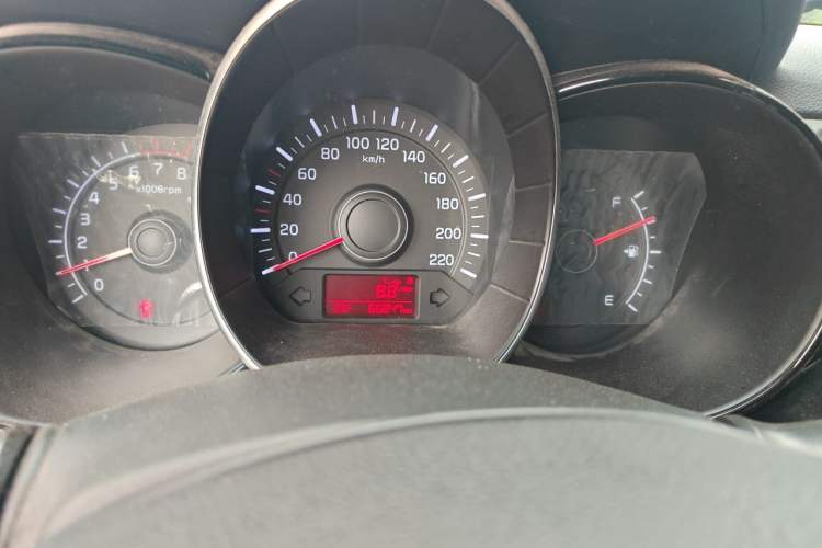Used Kia K2 2015 Sedan 1.4L MT GLS Odometer Close Up