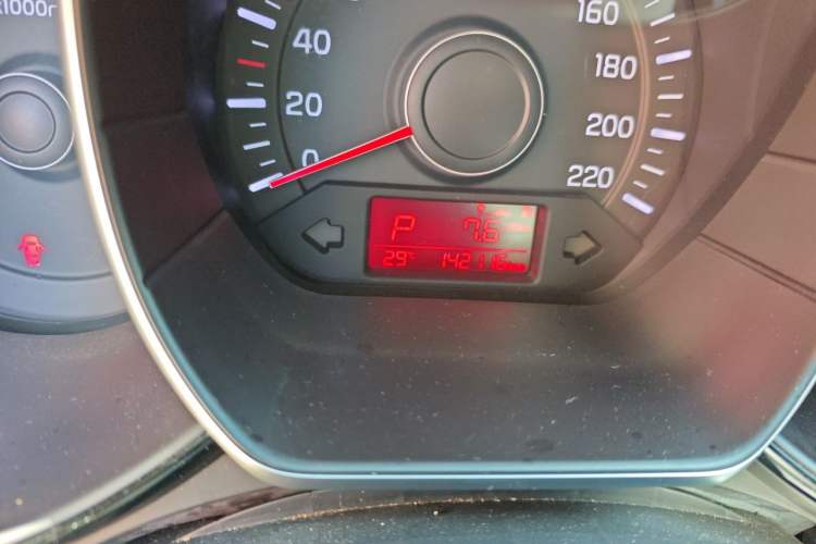 Used Kia K2 2015 Hatchback 1.4L AT GLS Cool Edition Odometer Close Up