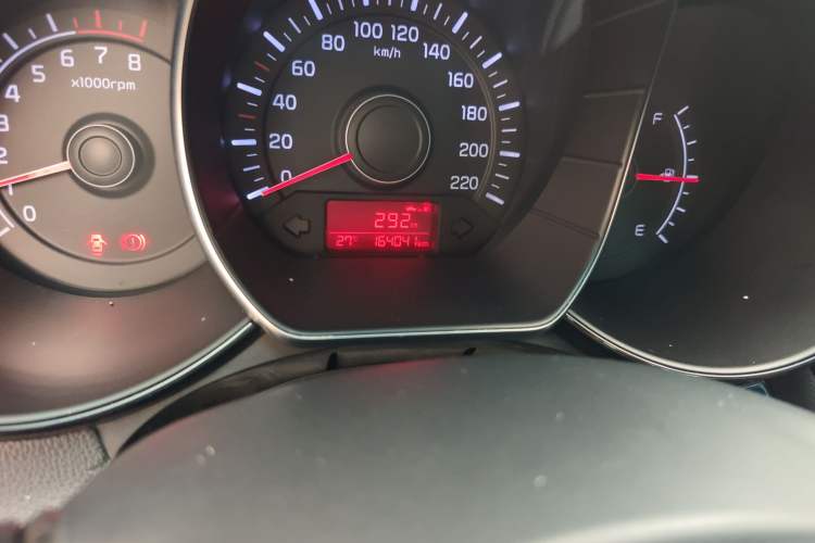 Used Kia K2 2015 Sedan 1.4L MT GLS Odometer Close Up