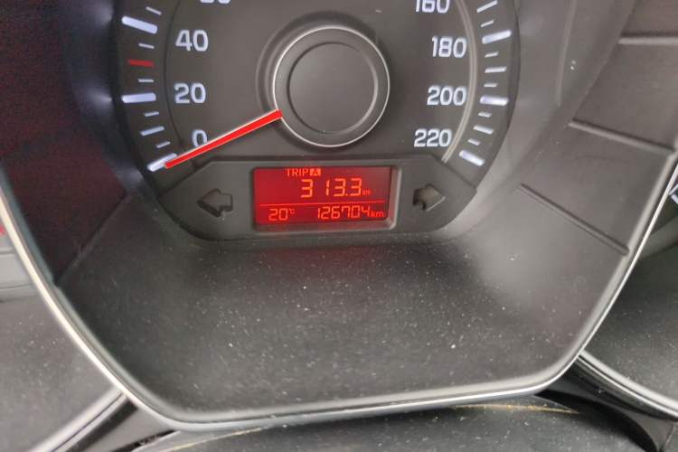 Used Kia K2 2015 Sedan 1.4L MT GLS Odometer Close Up