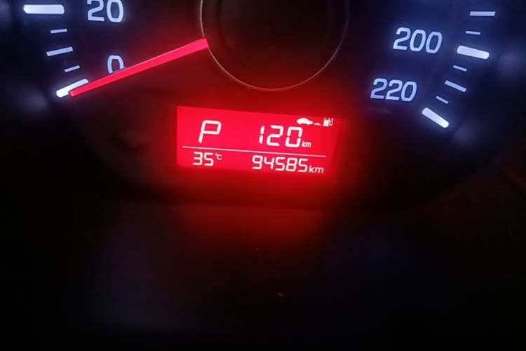 Used Kia K2 2015 Sedan 1.4L Automatic GLS Odometer Close Up
