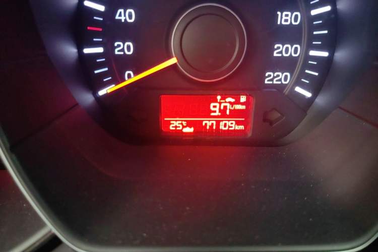 Used Kia K2 2015 Sedan 1.4L MT GLS Odometer Close Up