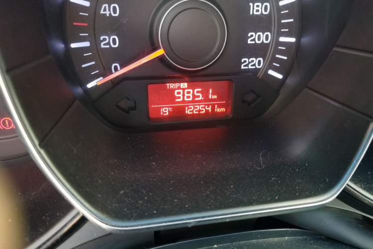 Used Kia K2 2015 Sedan 1.4L MT GLS Odometer Close Up