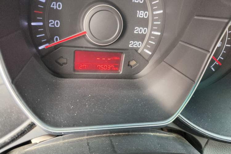 Used Kia K2 2015 Sedan 1.4L MT GLS Odometer Close Up