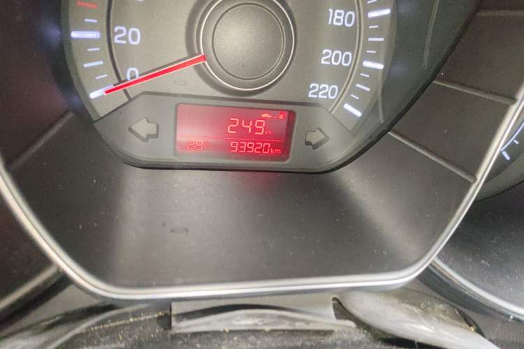 Used Kia K2 2015 Sedan 1.4L MT GLS Odometer Close Up