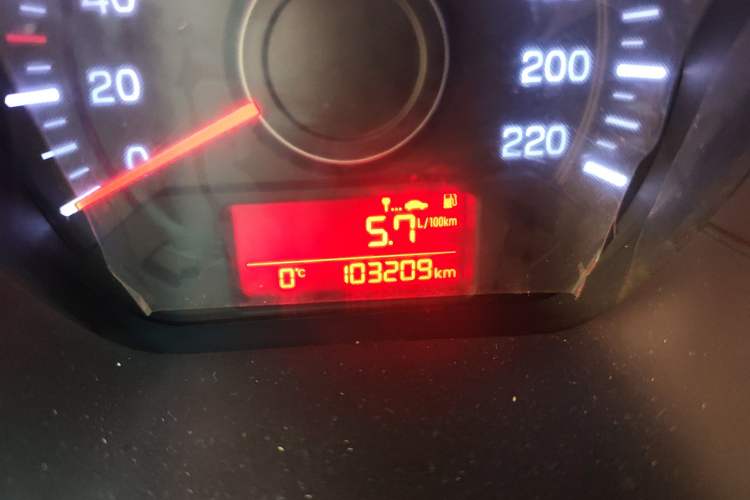 Used Kia K2 2015 Sedan 1.4L MT GLS Odometer Close Up