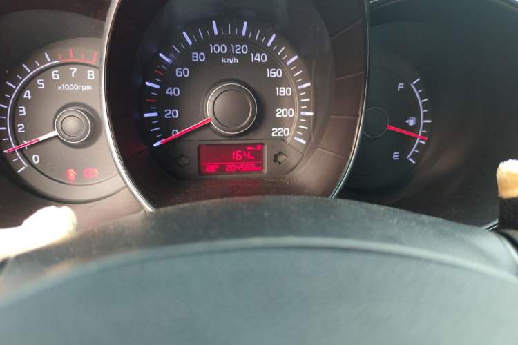 Used Kia K2 2015 Hatchback 1.4L MT GLS Cool Edition Odometer Close Up