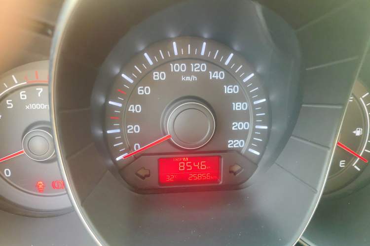 Used Kia K2 2015 Sedan 1.4L MT GLS Odometer Close Up